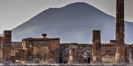 Ruinas de Pompeya frente al Vesubio