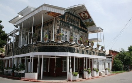 Ganja: Bottle House -Casa de Botellas