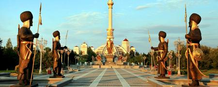 Turkmenistan: Monumento a la Independencia